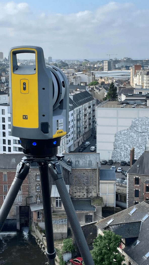 Scanner laser Trimble X7 en position extérieure, nuage de points en cours de traitement